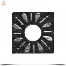 Schwarze Holzscheibe Eckig mit Muster 2,0 cm